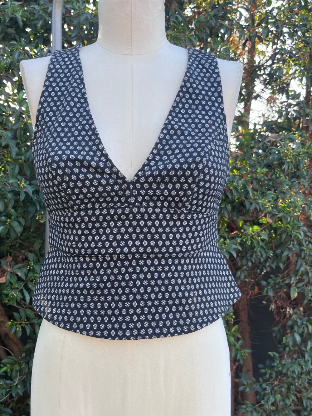 Free People Floral Peplum Top Size 4 Black White Sleeveless V Neck Zip Back Boho